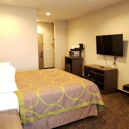 Super 8 By Wyndham St. Louis North Hotel Buitenkant foto