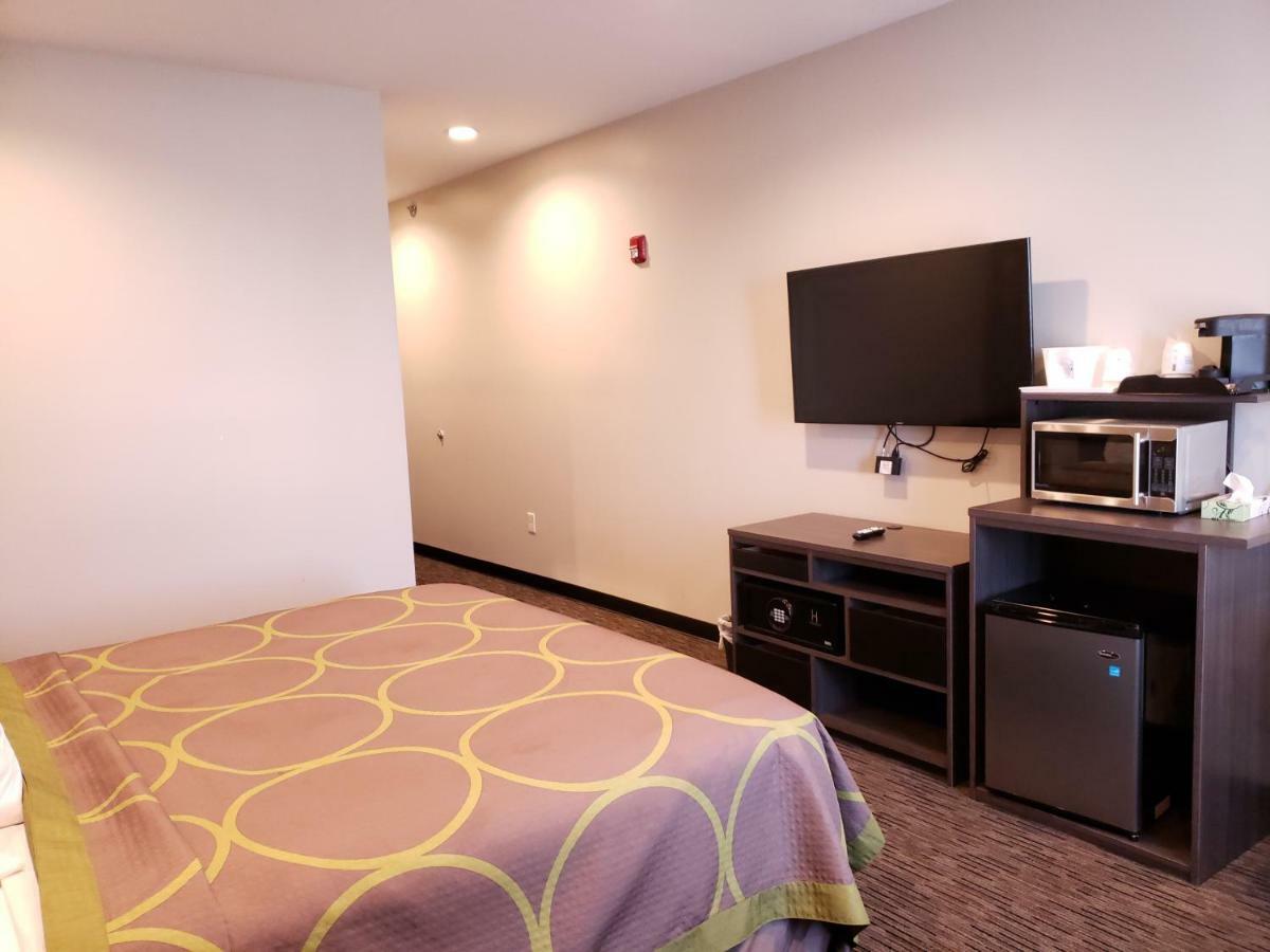 Super 8 By Wyndham St. Louis North Hotel Buitenkant foto