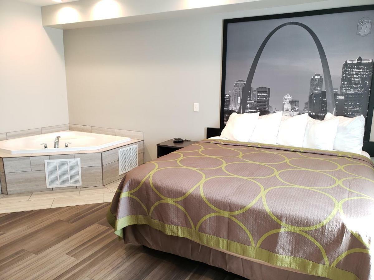 Super 8 By Wyndham St. Louis North Hotel Buitenkant foto