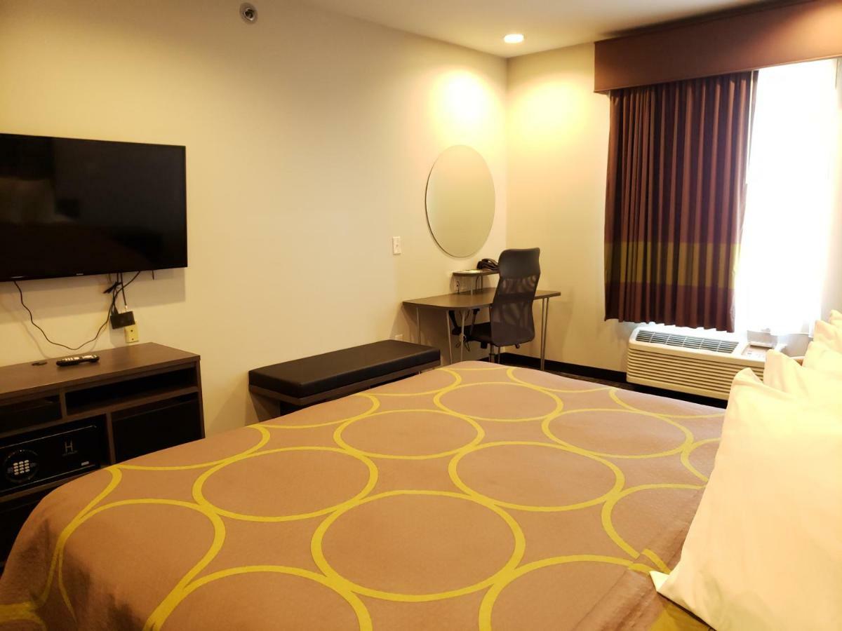 Super 8 By Wyndham St. Louis North Hotel Buitenkant foto